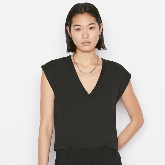 Frame Le High Rise V Neck Tee in Noir - Picture 1 of 13